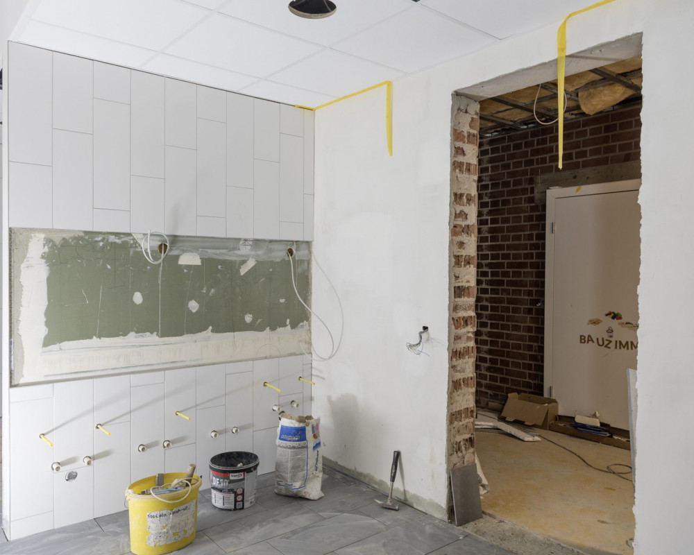 Die Fliesenarbeiten gehen voran.