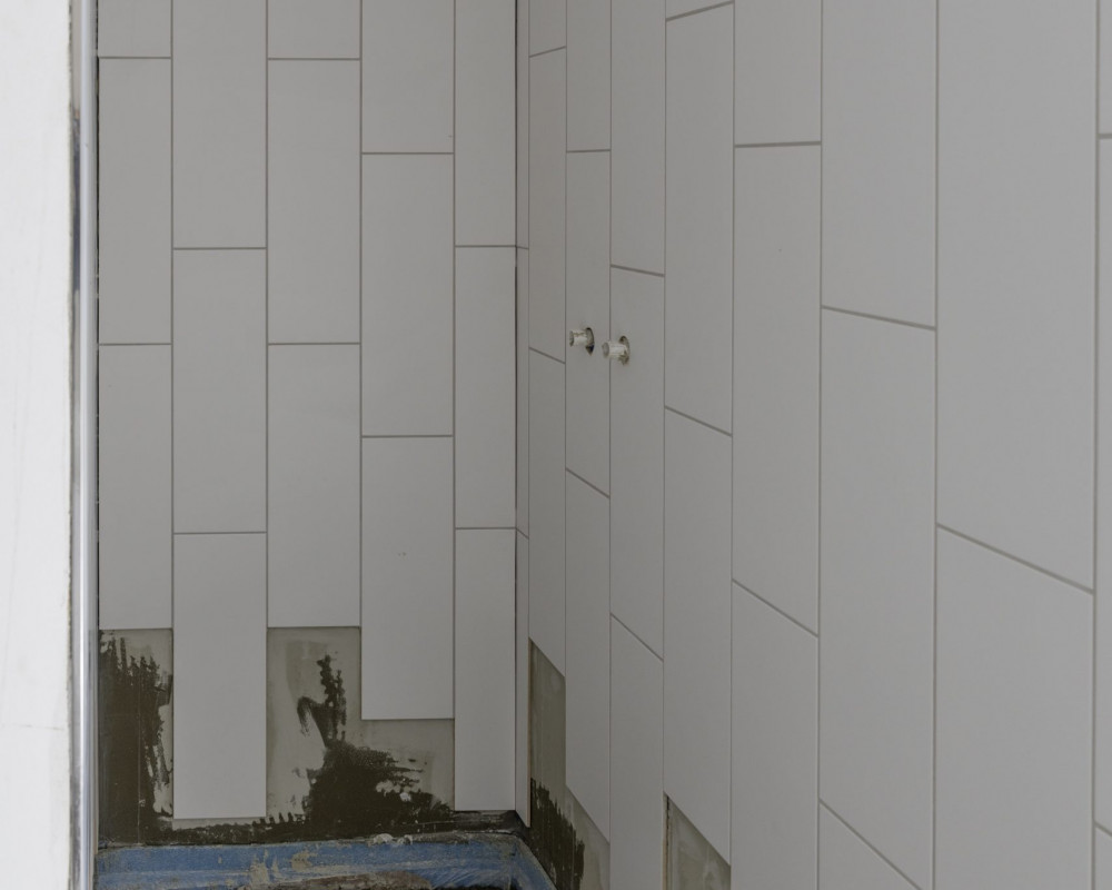 Die Fliesenarbeiten gehen voran.