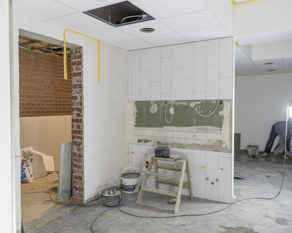 Die Fliesenarbeiten gehen voran.