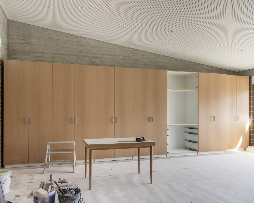 Der Schrank wird eingebaut