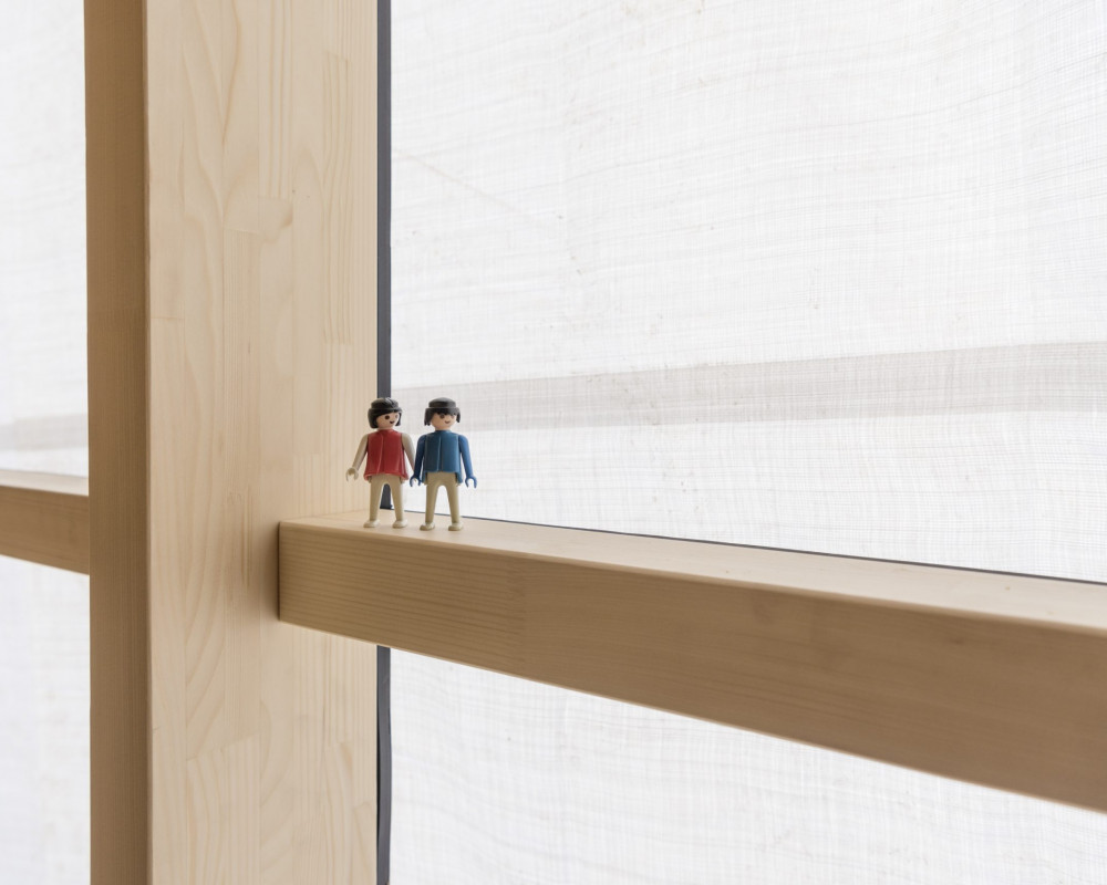 "Hurra, die Fenster werden endlich eingebaut!"