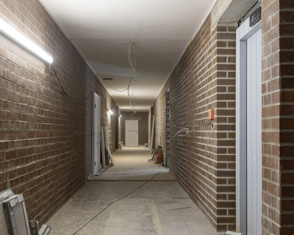 Der Trockenbauer hat die Decke eingebaut und die Fliesen werden verlegt.