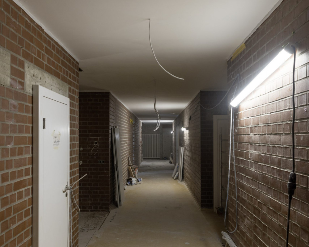 Der Trockenbauer hat die Decke eingebaut und die Fliesen werden verlegt.