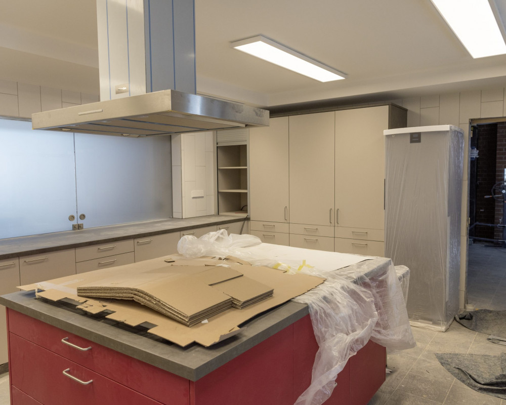 Der Maler hat die Decke gestrichen und die Elektriker haben die Lampen montiert.