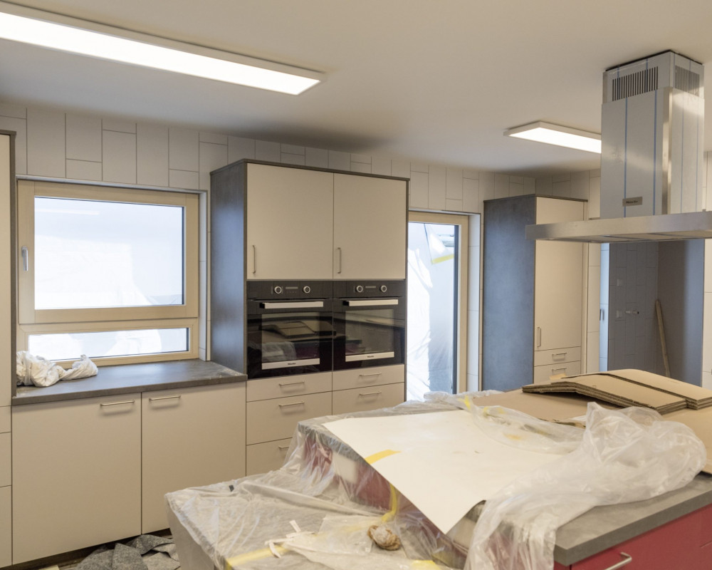 Der Maler hat die Decke gestrichen und die Elektriker haben die Lampen montiert.