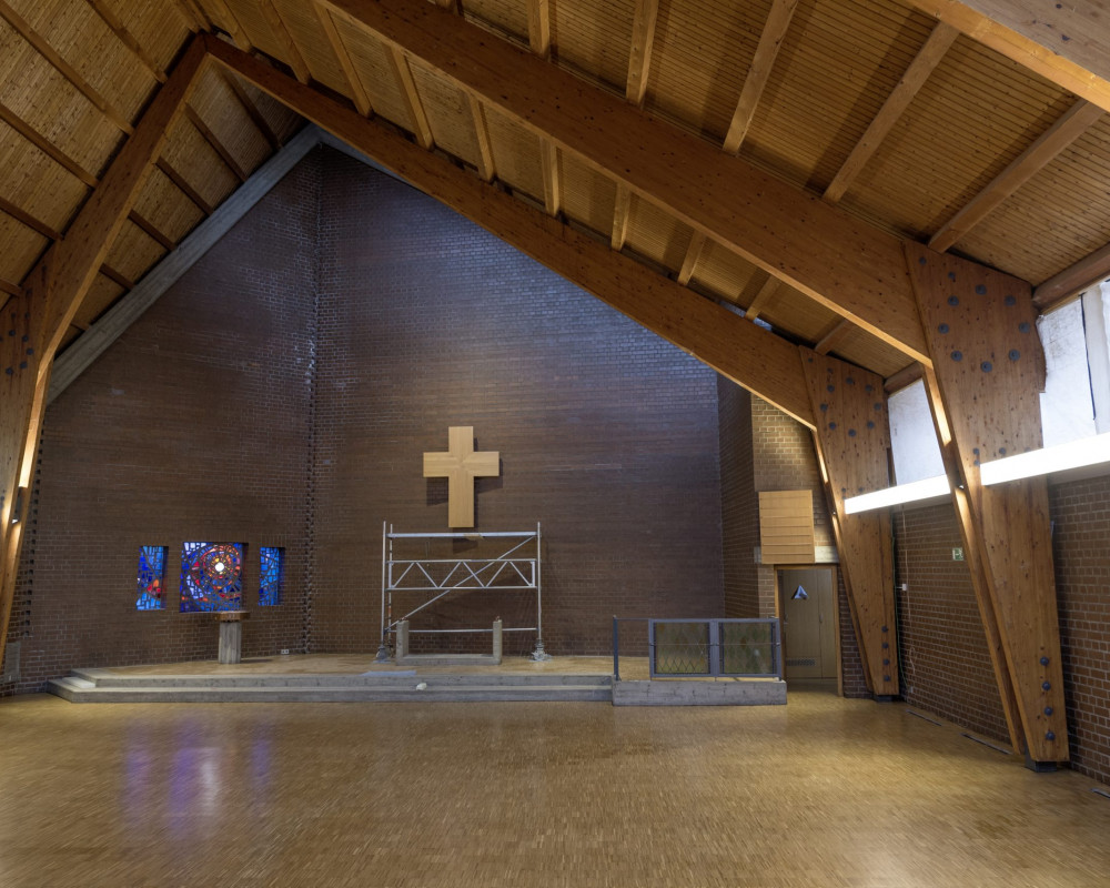 Das Parkett wurde abgeschliffen, neu versiegelt und die alten Fenster wurden ausgebaut.