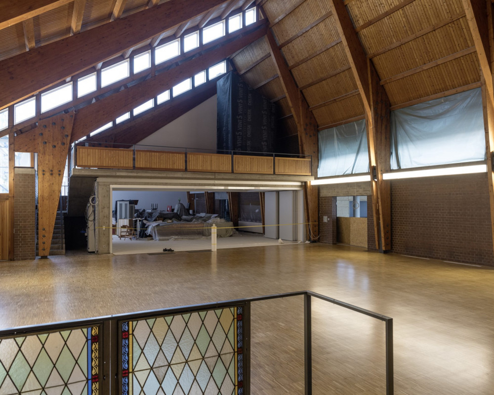 Das Parkett wurde abgeschliffen, neu versiegelt und die alten Fenster wurden ausgebaut.