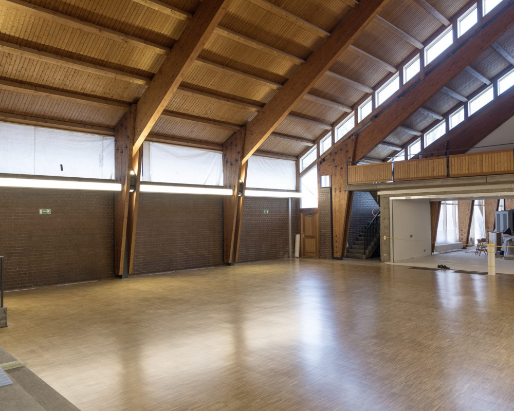 Das Parkett wurde abgeschliffen, neu versiegelt und die alten Fenster wurden ausgebaut.