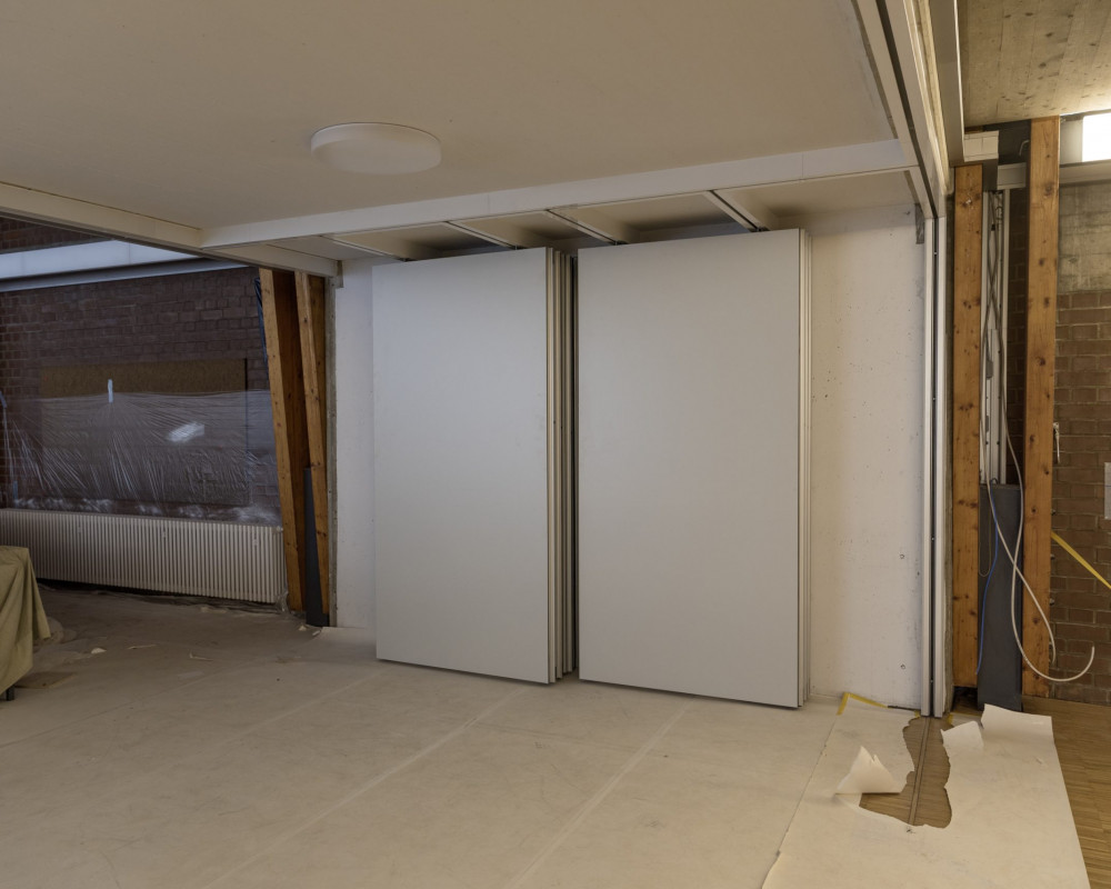 Die neue Trennwand wurde eingebaut.