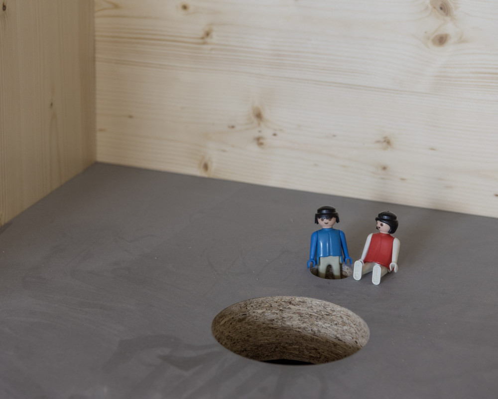 "Und?" "Da unten ist sie auch nicht!"