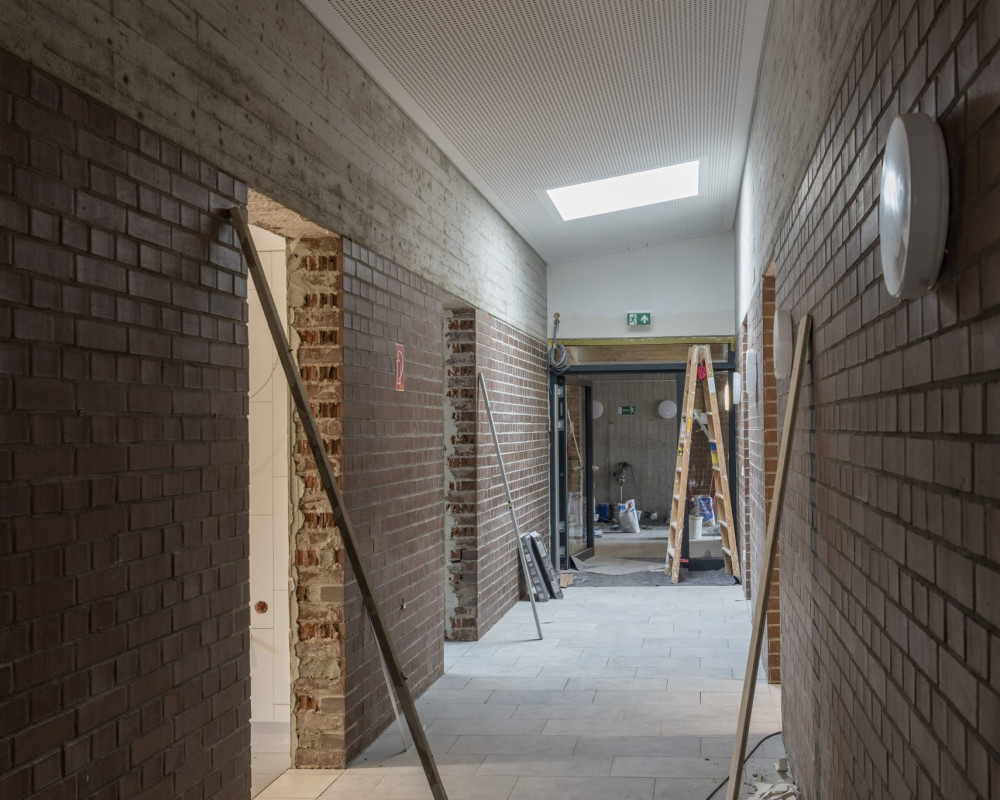 Im Flurbereich im OG wurden die Fliesen verlegt.