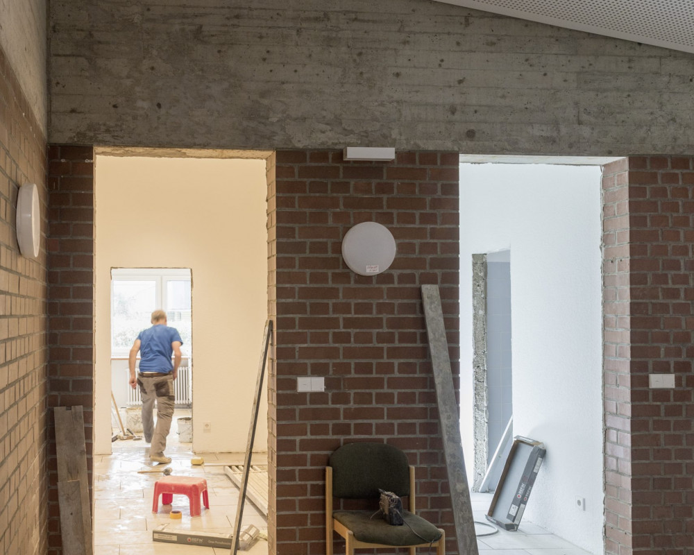 Im Flurbereich im OG wurden die Fliesen verlegt.