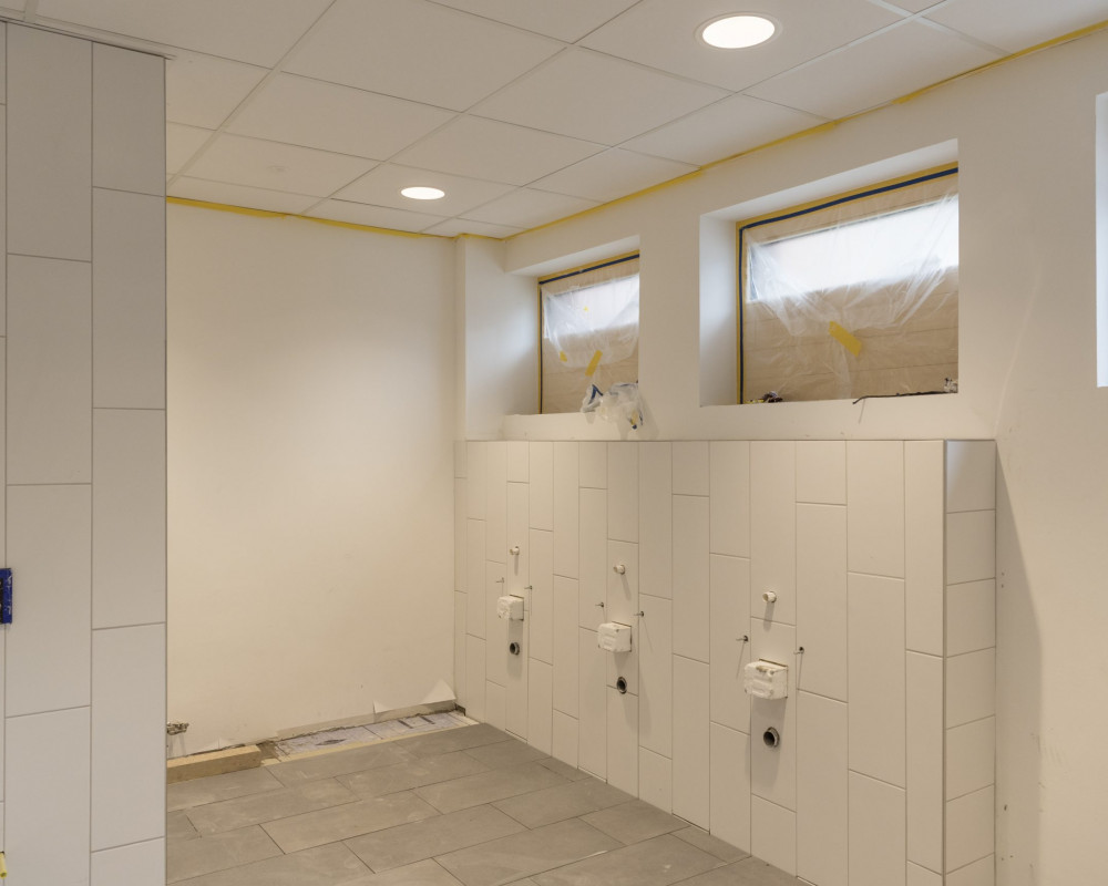 Sind fast fertig gefliest.