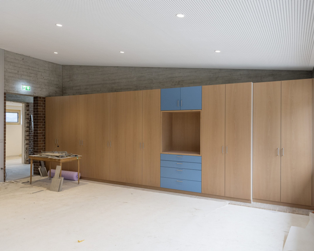 Der Schrank ist nun fertig eingebaut.