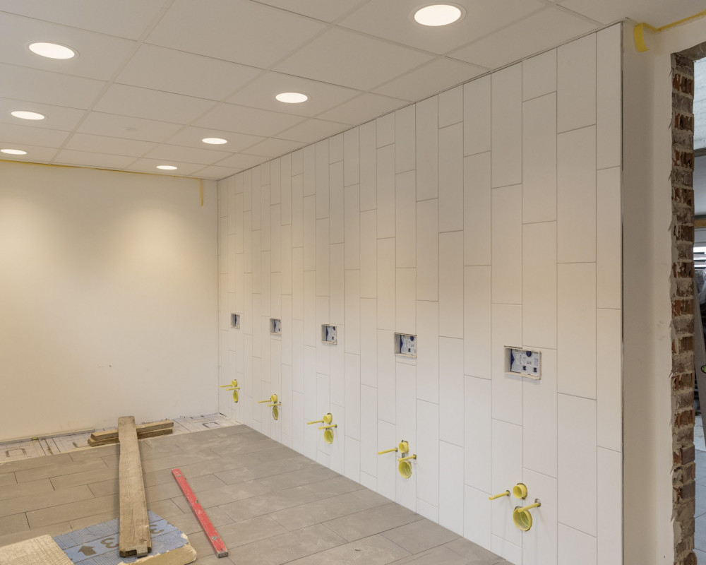 Sind fast fertig gefliest.