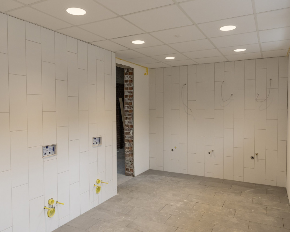 Sind fast fertig gefliest.