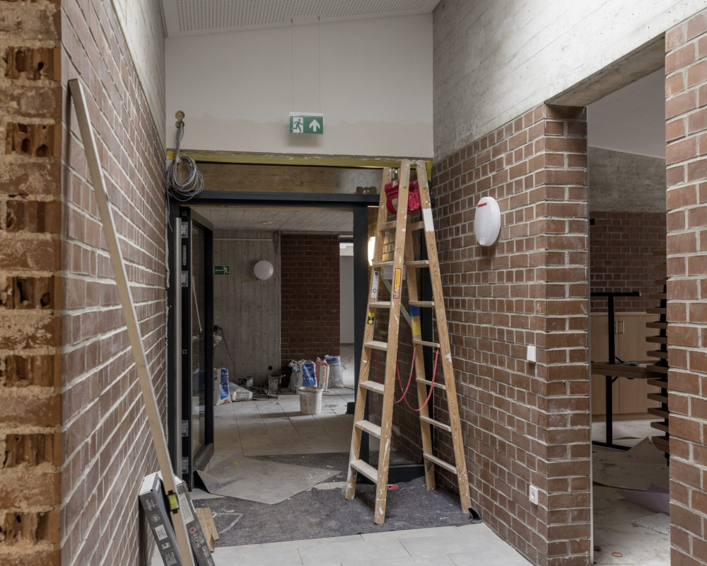 Die Fliesen sind verlegt und die Türe wurde eingebaut.