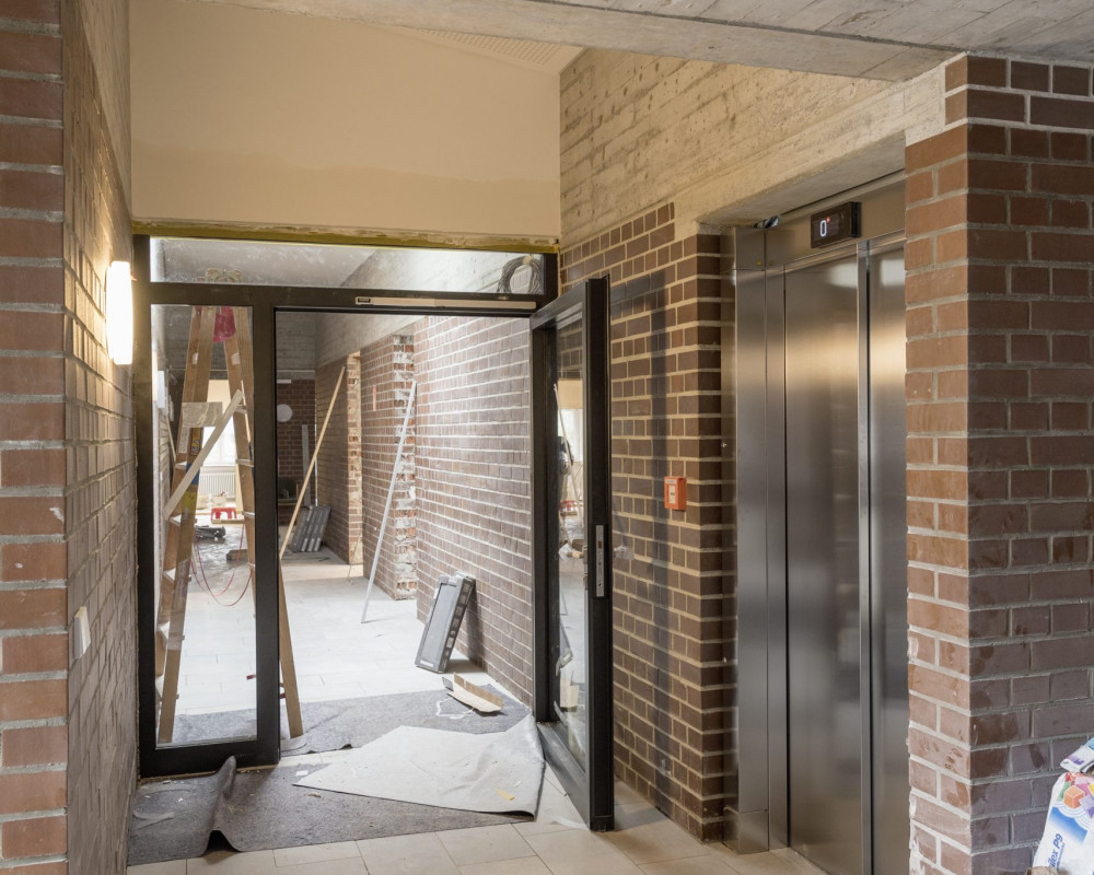 Die Fliesen sind verlegt und die Türe wurde eingebaut.