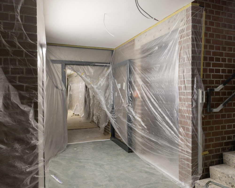 Die Fliesen sind nun fertig verlegt, die Türe wurde eingebaut, und der Maler hat alles für den Schlussanstrich vorbereitet.