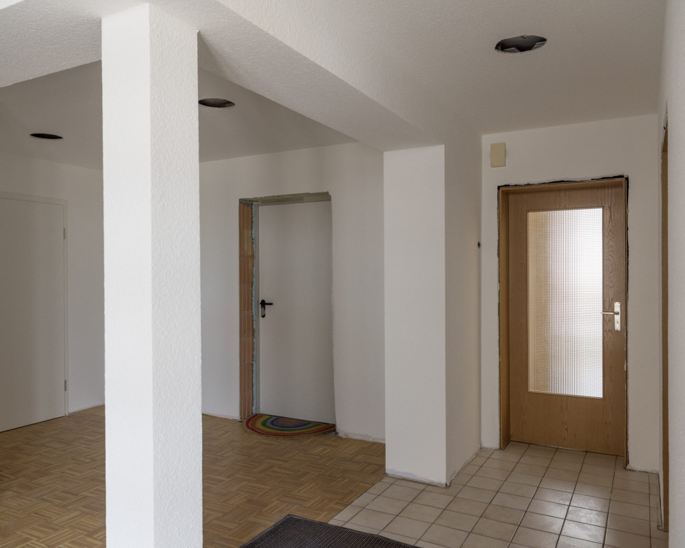 Die Wände wurden tapeziert und gestrichen.