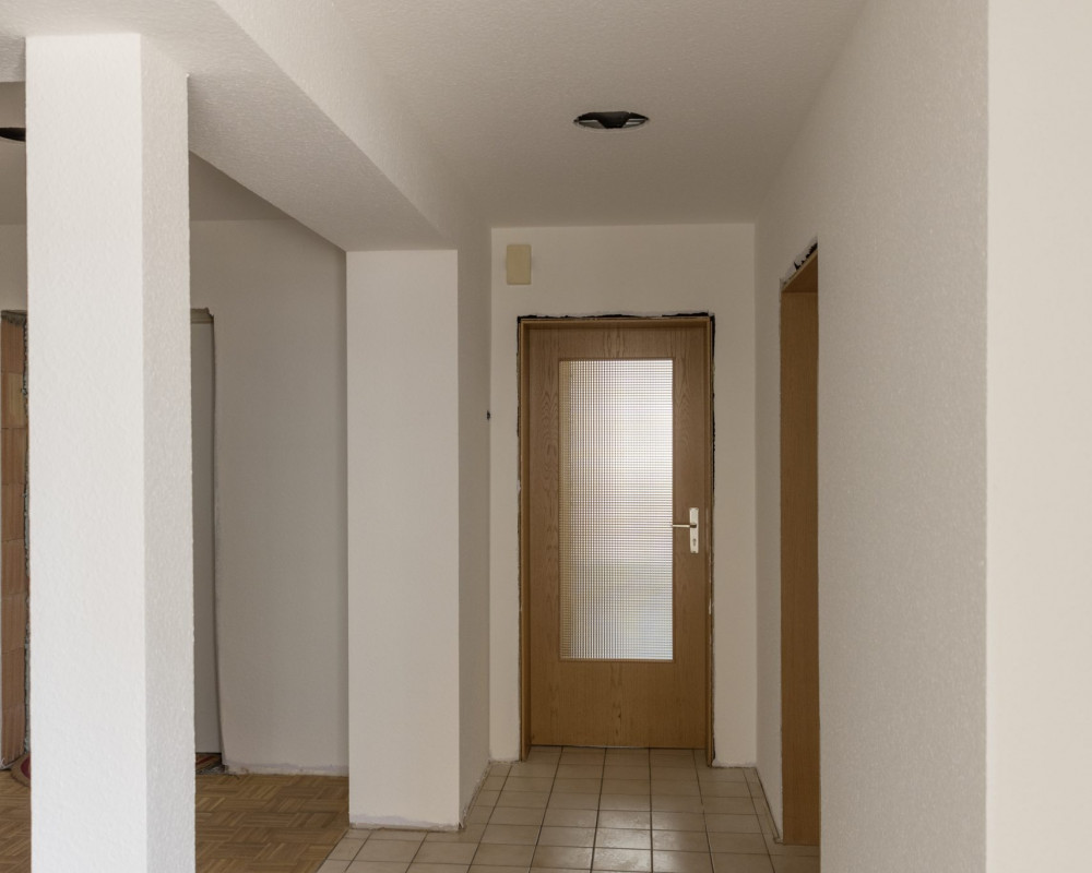 Die Wände wurden tapeziert und gestrichen.