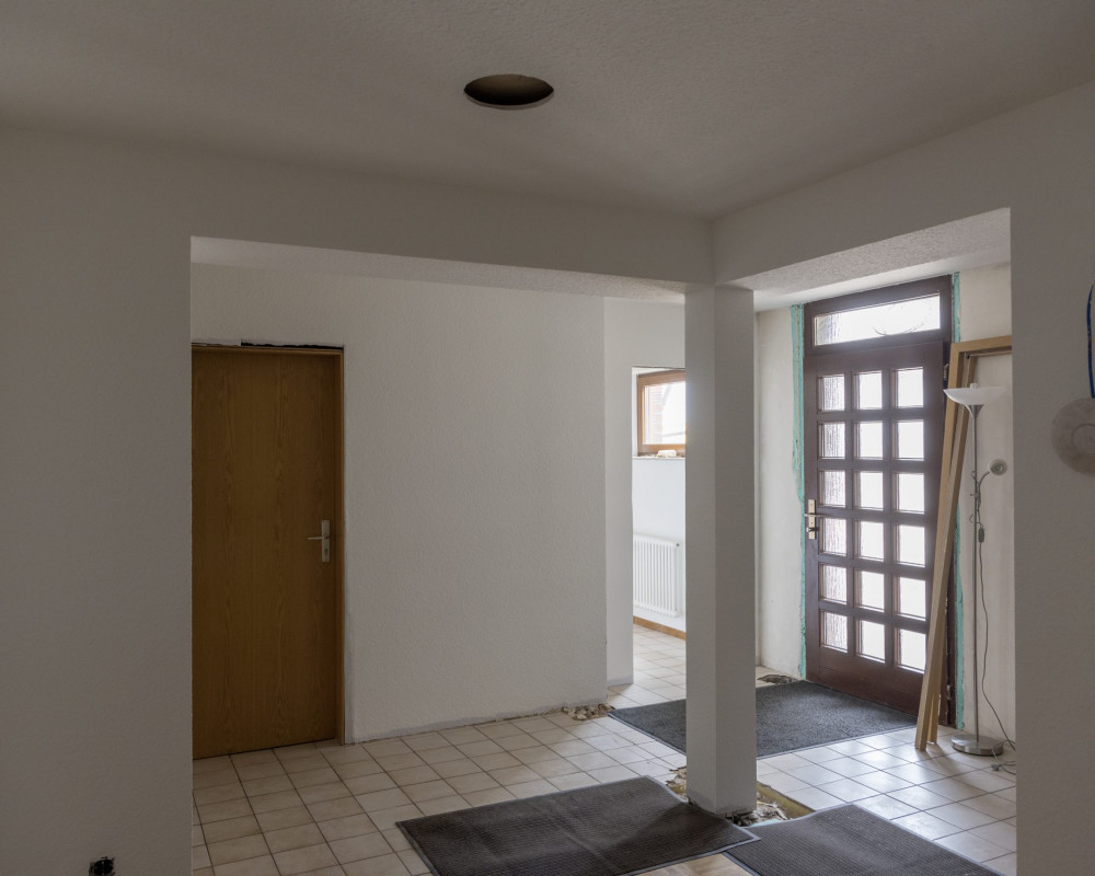 Die Wände wurden tapeziert und gestrichen.