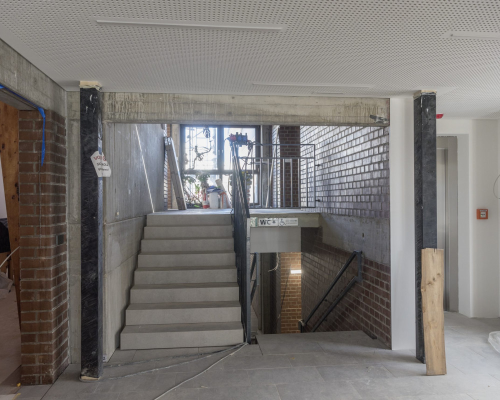 Der Fliesenleger hat die neuen Stufenbeläge eingebaut.