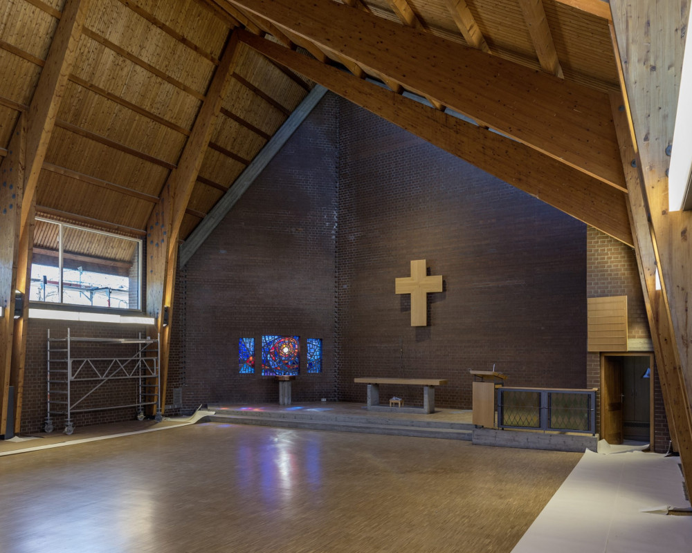 Die Fenster werden eingebaut.