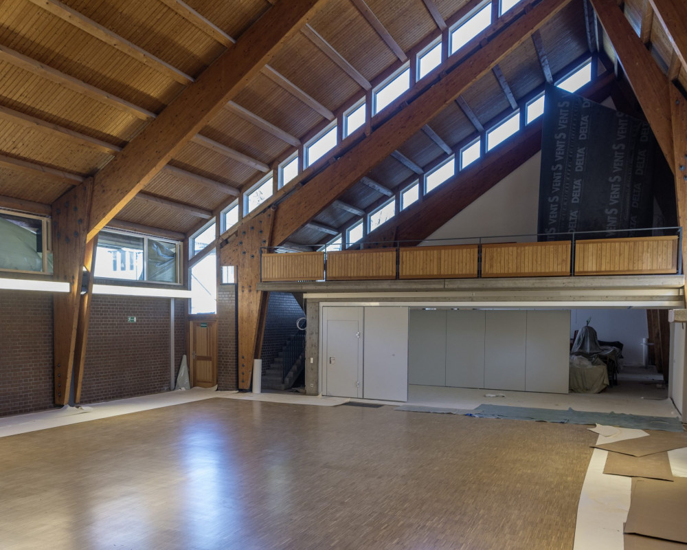 Die Fenster werden eingebaut.