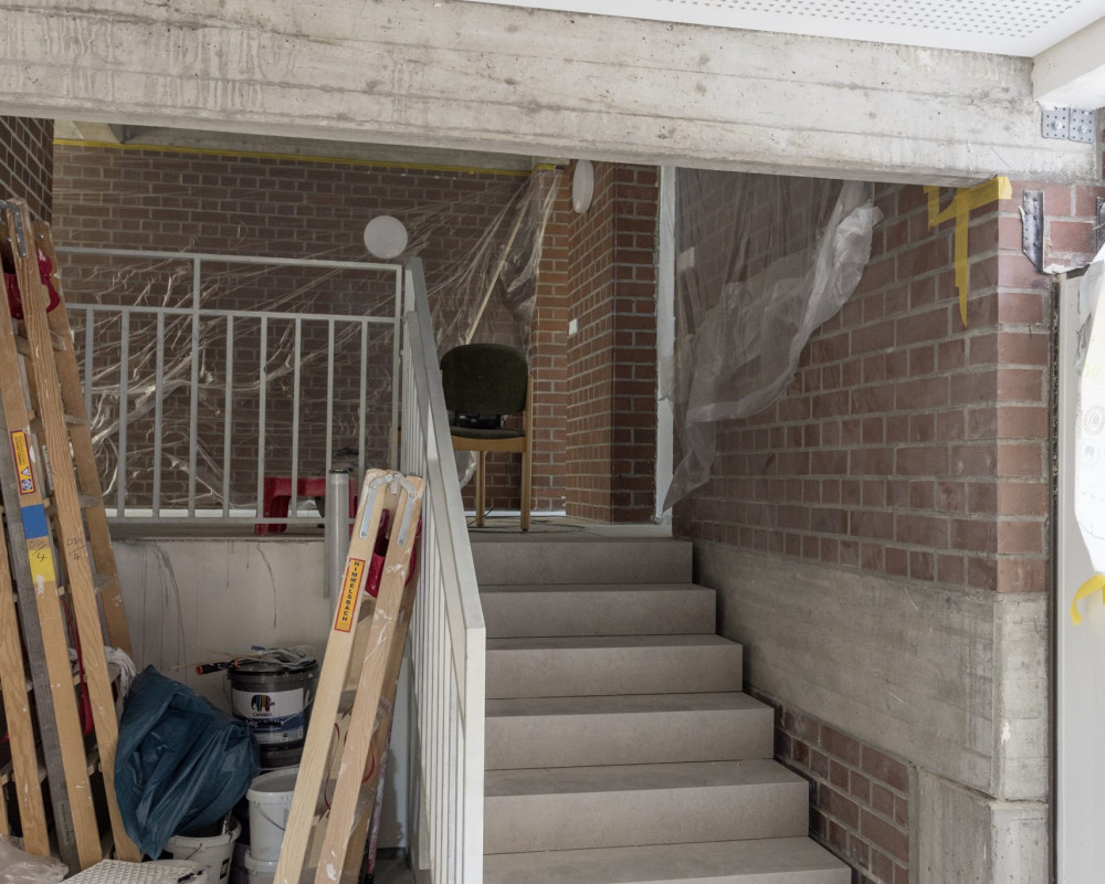 Der neue Treppenbelag wurde eingebaut.