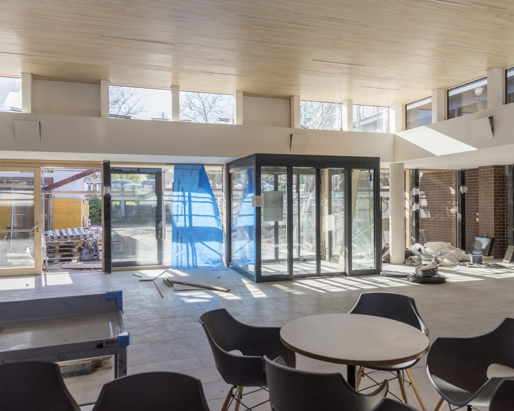 Die innere Automatiktüre ist eingebaut und die Stühle sind aufgebaut.