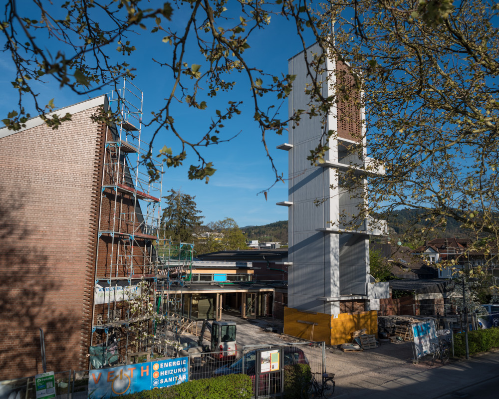 Das Gemeindezentrum in der Abendsonne