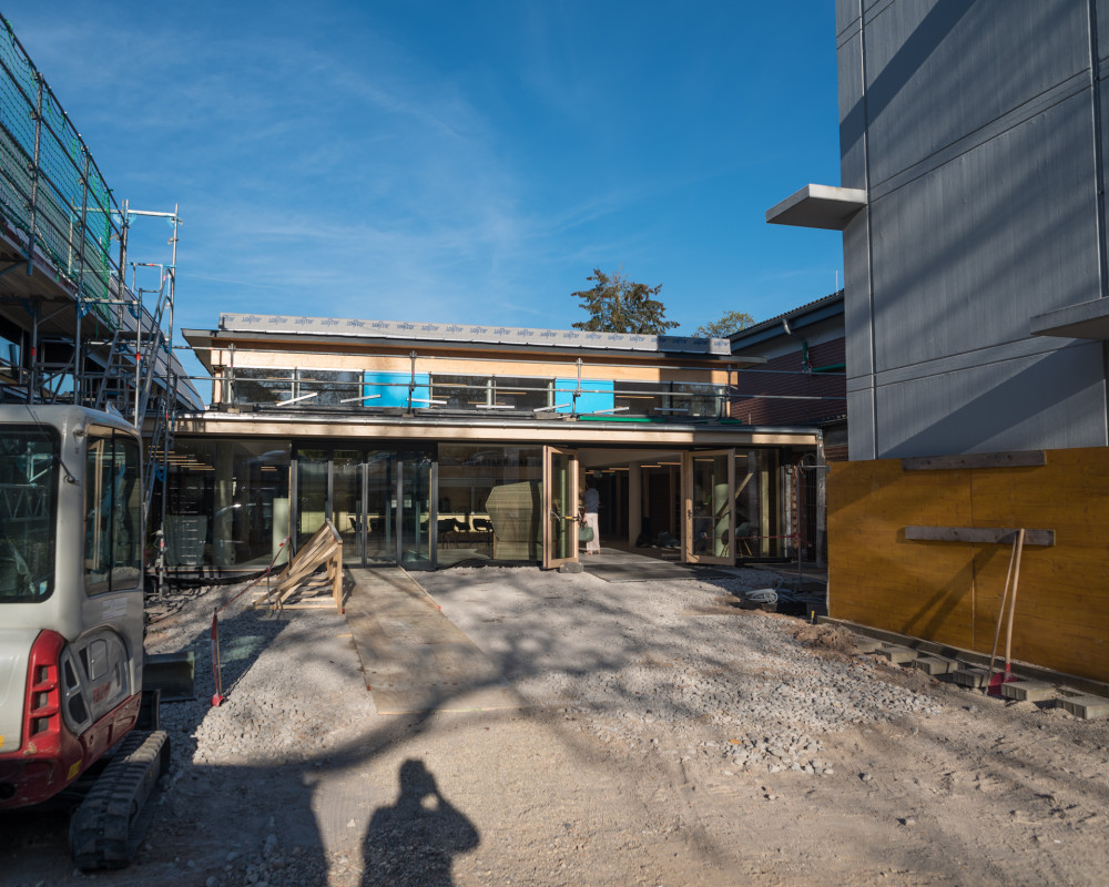 Das Gemeindezentrum in der Abendsonne