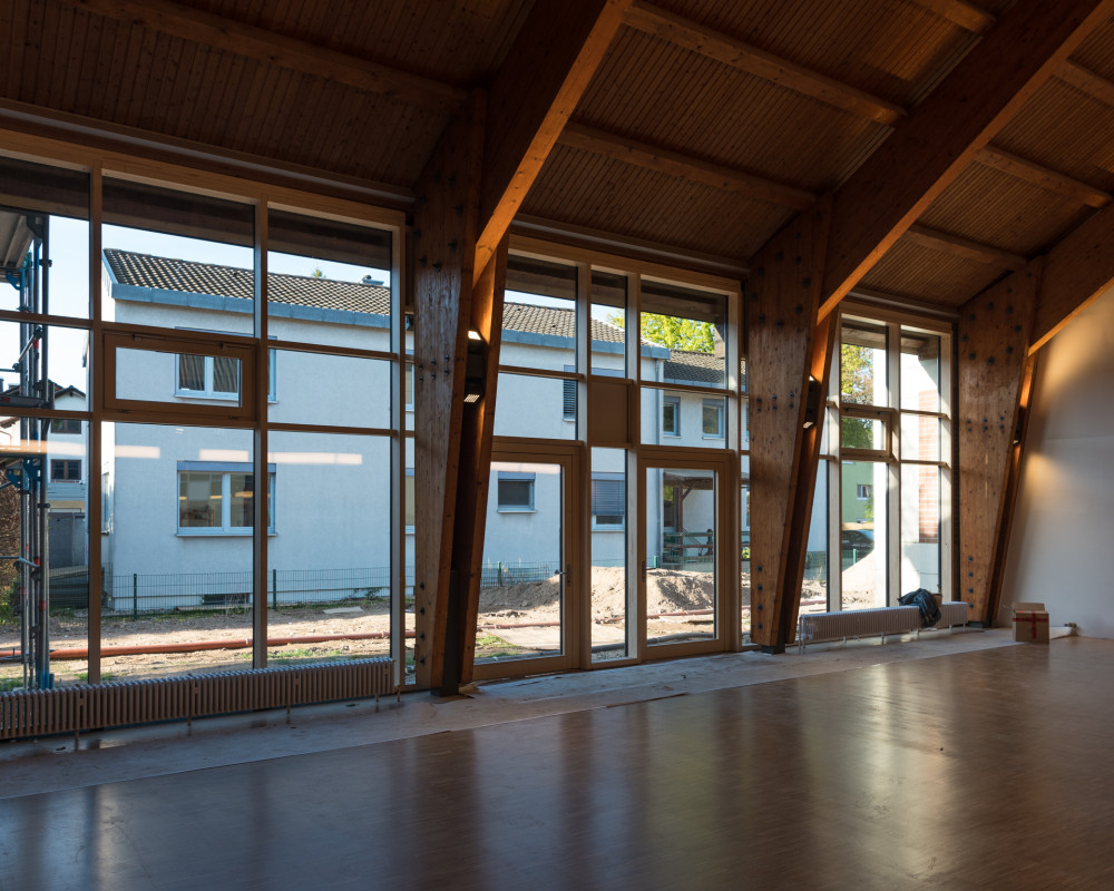 Gemeindesaal: Die Fenster wurden diese Woche noch montiert.