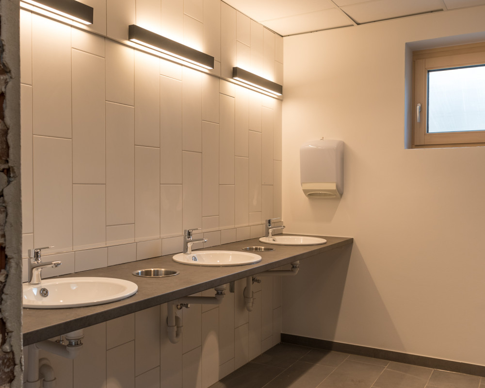 Die Toiletten wurden fertig gestellt. Bis auf die Spiegel ;-)