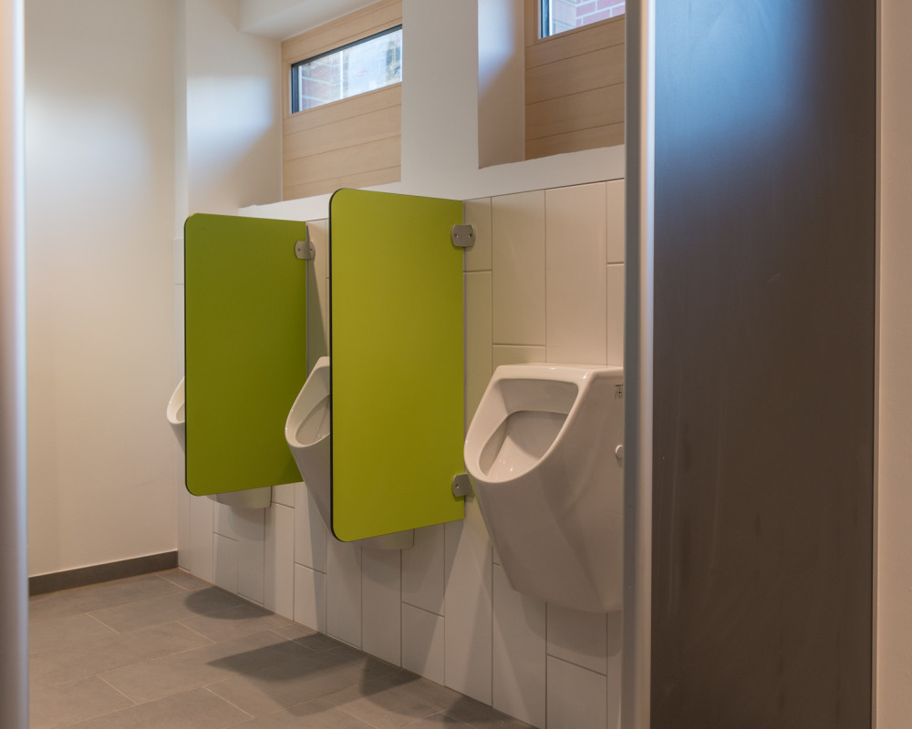 Die Toiletten wurden fertig gestellt. Bis auf die Spiegel ;-)