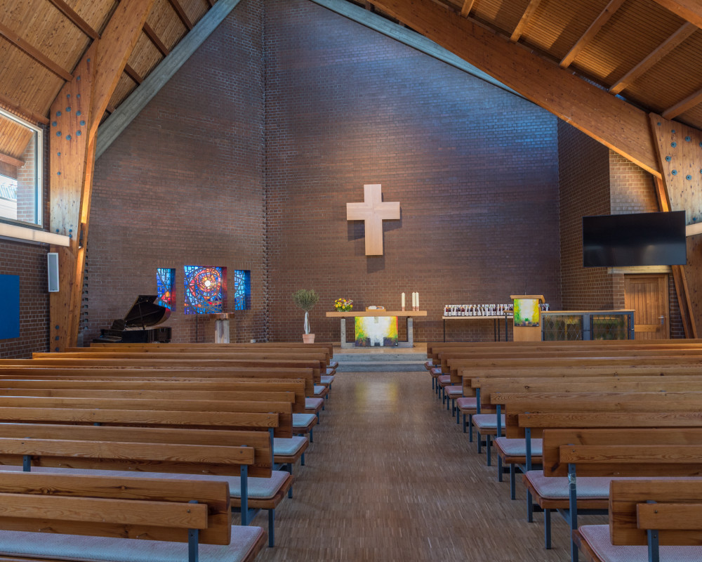 Kirche und Saal sind festlich geschmückt und gerichtet.