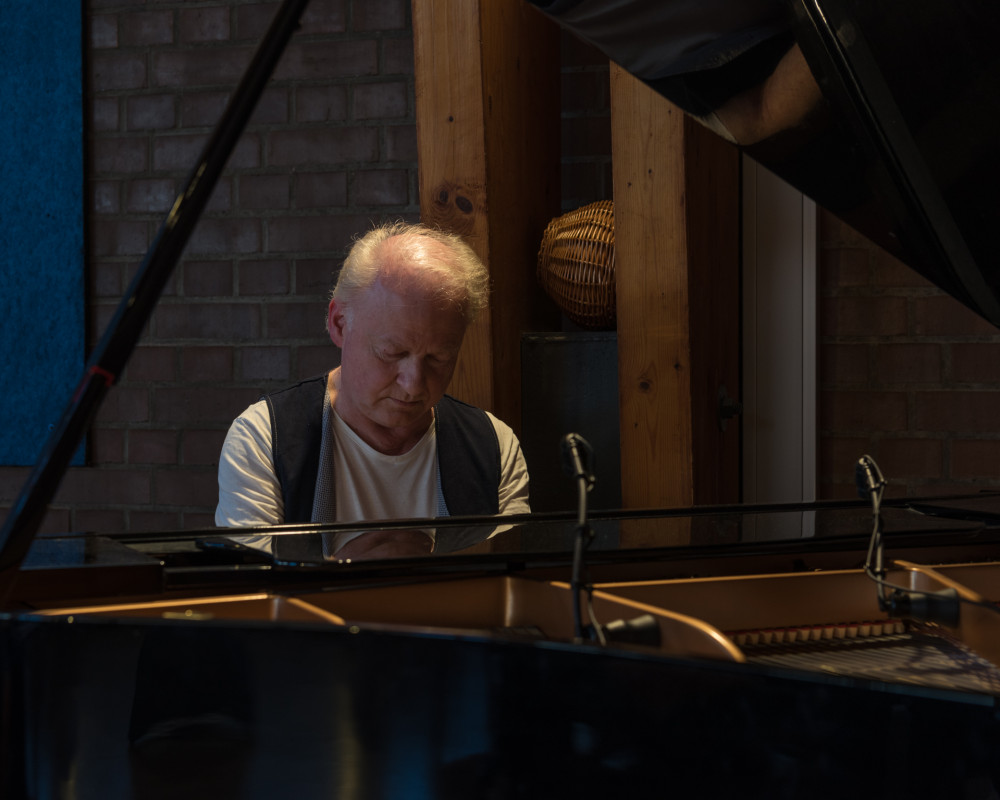 Hans Martin Kühn umrahmt das Fest musikalisch am Flügel.