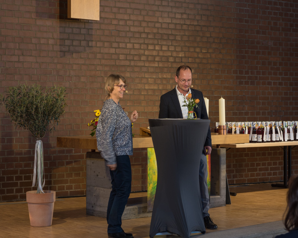 Ute Müller und Werner Venter, beide mit Pfarrer Götz Häuser im Steuerteam, geben einen kurzweiligen Bauüberblick in Zahlen.