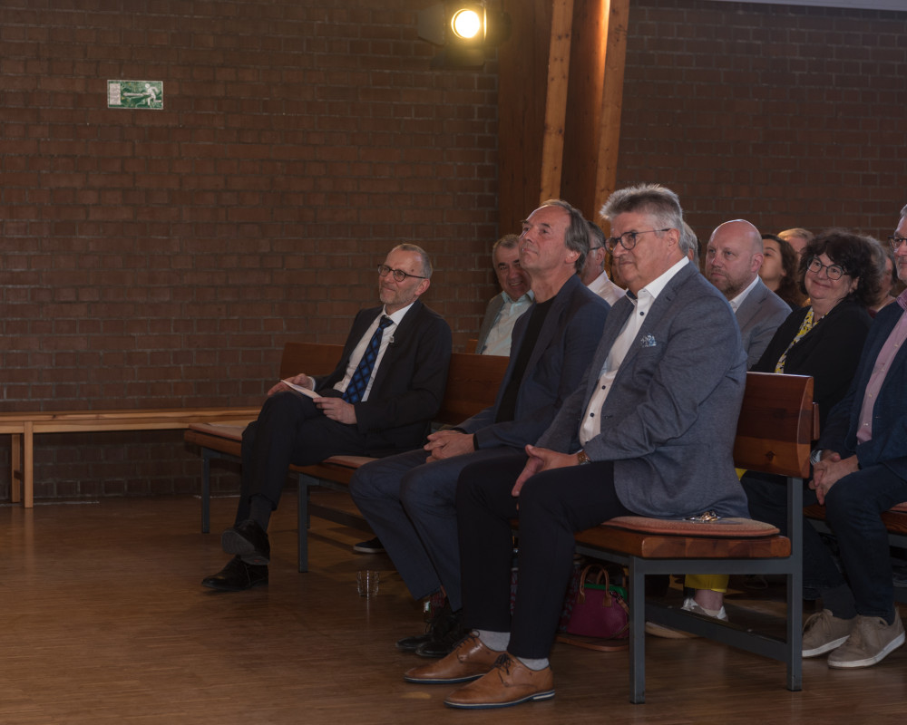 von links nacxh rechts: Pfarrer Dr. Götz Häuser, Architekt Herzog und OB Schnurr.