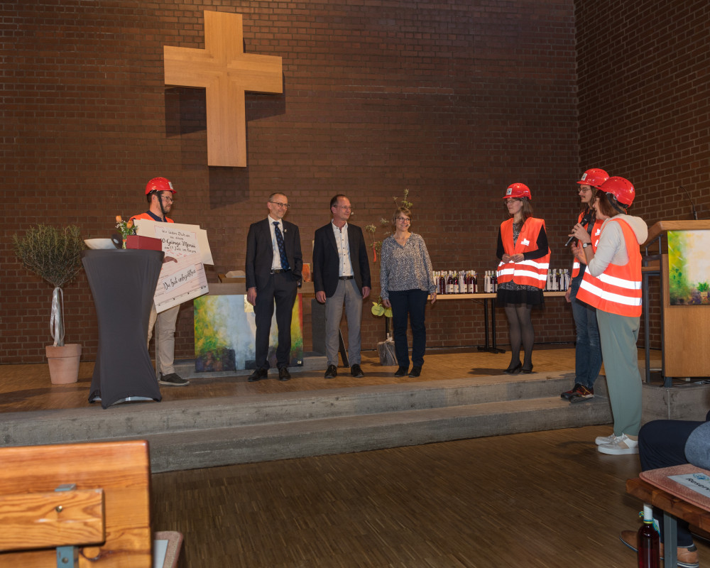 Der Kirchengemeinderat bedankt sich bei Pfarrer Götz Häuser.