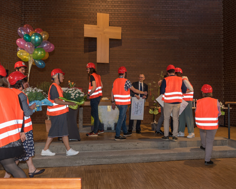 Der Kirchengemeinderat bedankt sich bei Pfarrer Götz Häuser.