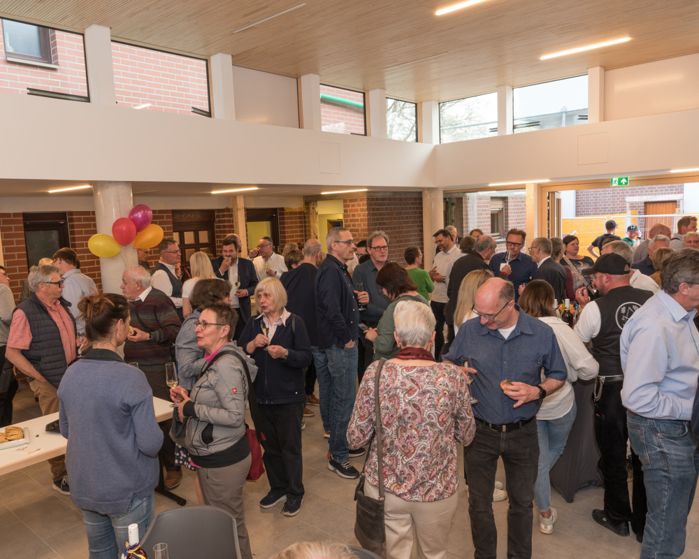 Viele Gäste feiern mit.