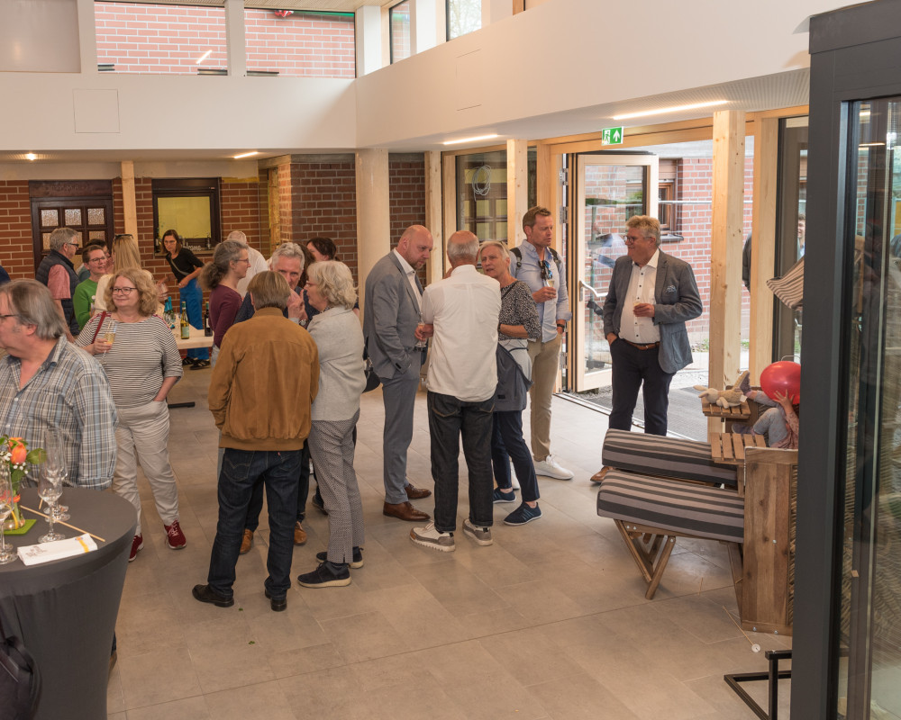 Viele Gäste feiern mit.