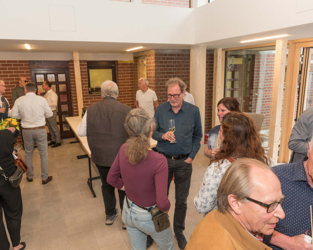 Viele Gäste feiern mit.