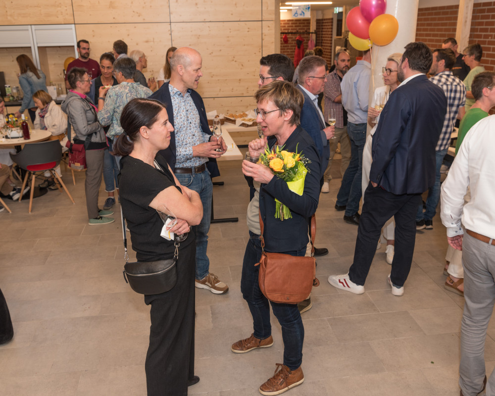 Viele Gäste feiern mit.