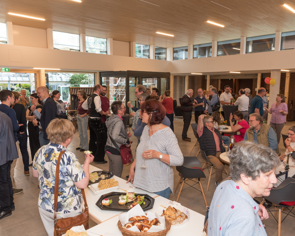 Viele Gäste feiern mit.