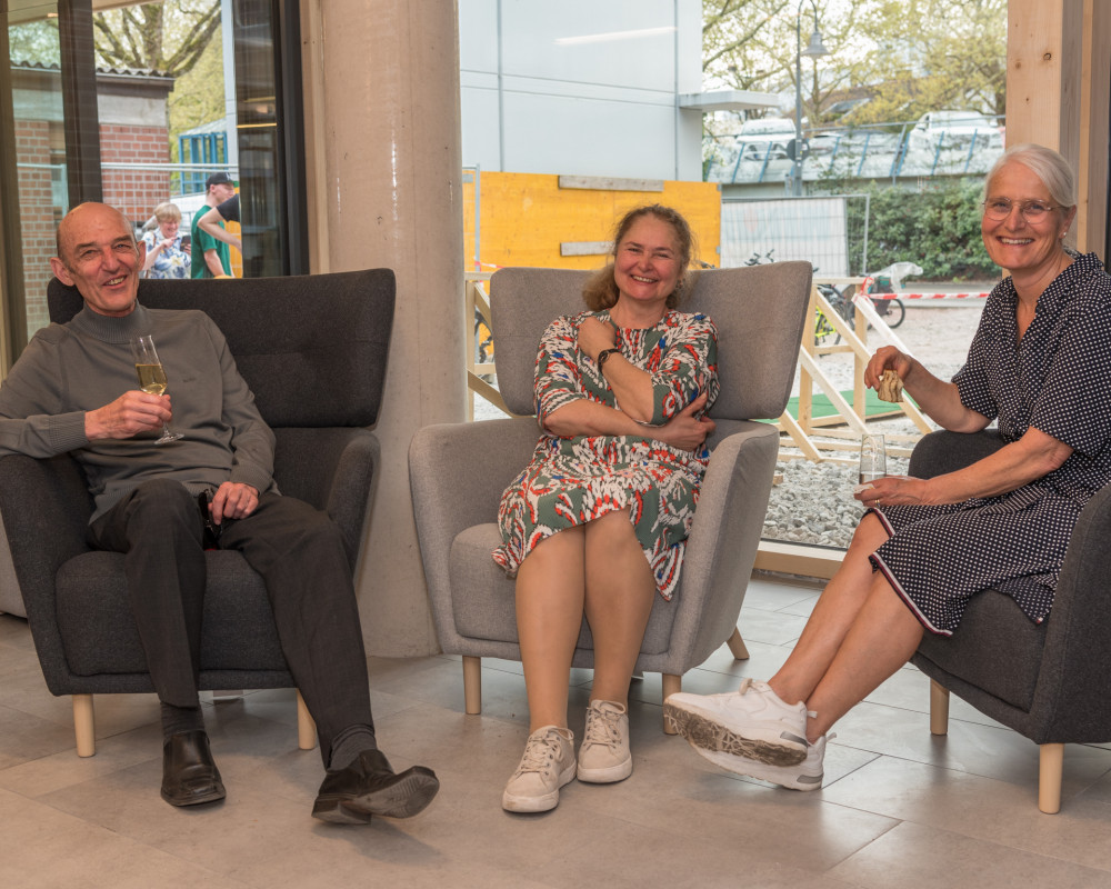 Viele Gäste feiern mit.