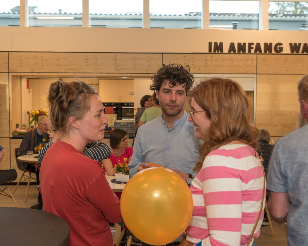 Viele Gäste feiern mit.