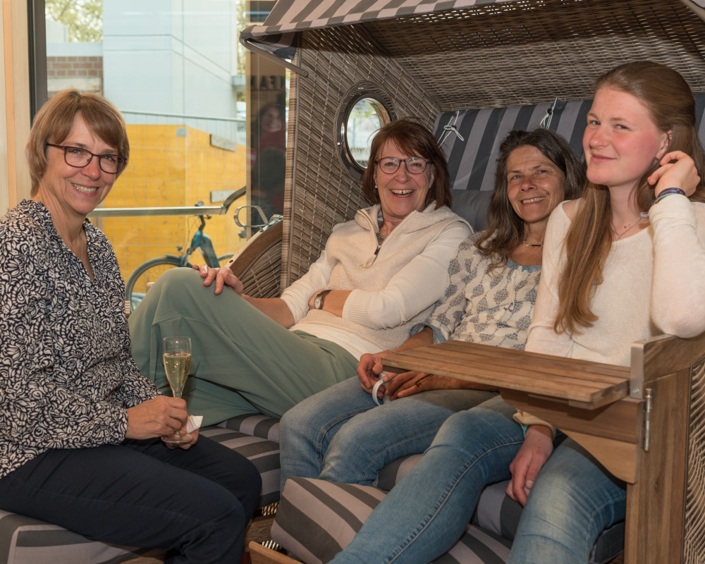 Viele Gäste feiern mit.